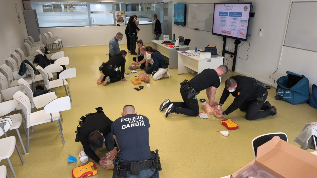 Más de un centenar de agentes de la Policía Local de Gandia se forman en reanimación cardiopulmonar y uso de desfibriladores