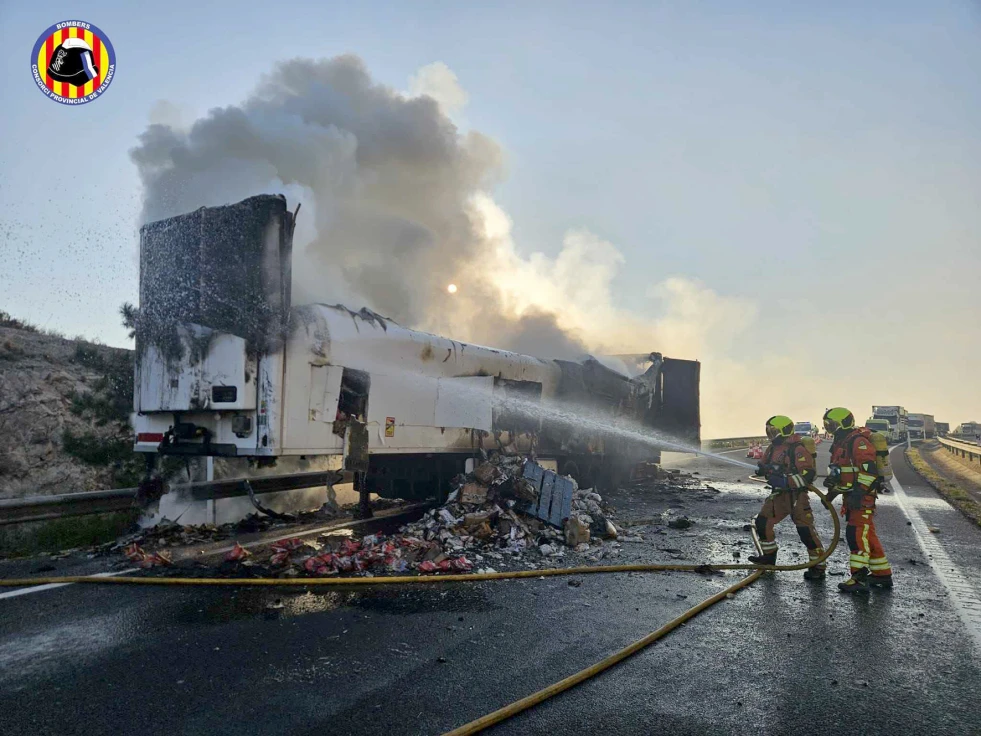 Arde un camión de comida en la AP-7 en Tavernes de la Valldigna y corta la vía provocando horas de colas kilométricas en la Safor