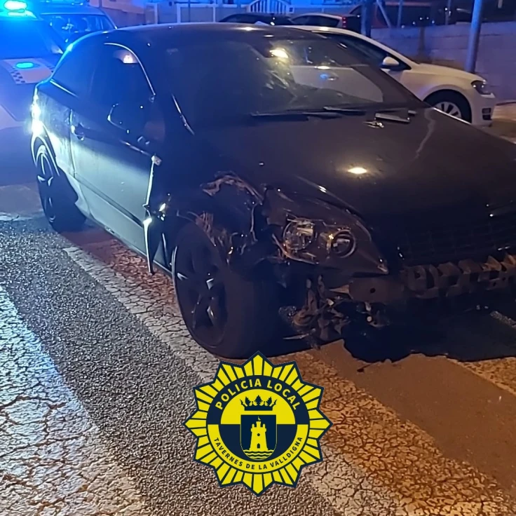 Detenido por triplicar la tasa de alcohol y chocar con varios vehículos en Tavernes de la Valldigna