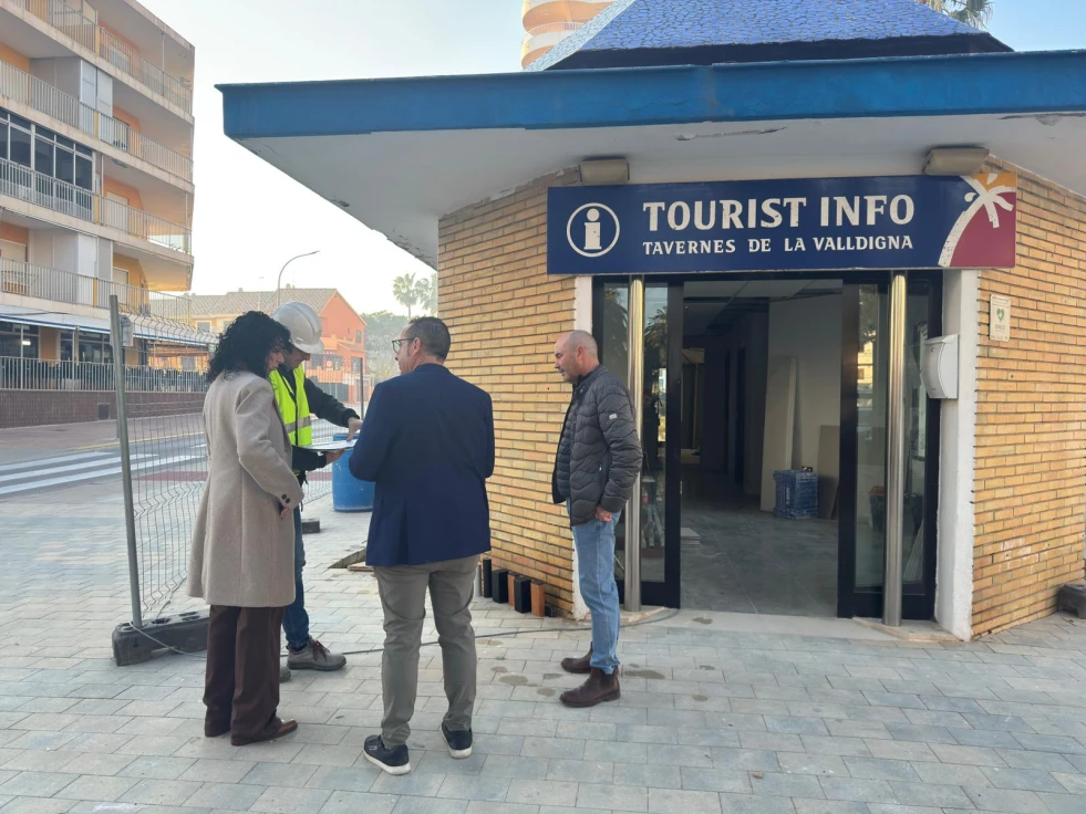 Tavernes remodela la oficina de Turismo de la playa con criterios de sostenibilidad y prevención climática