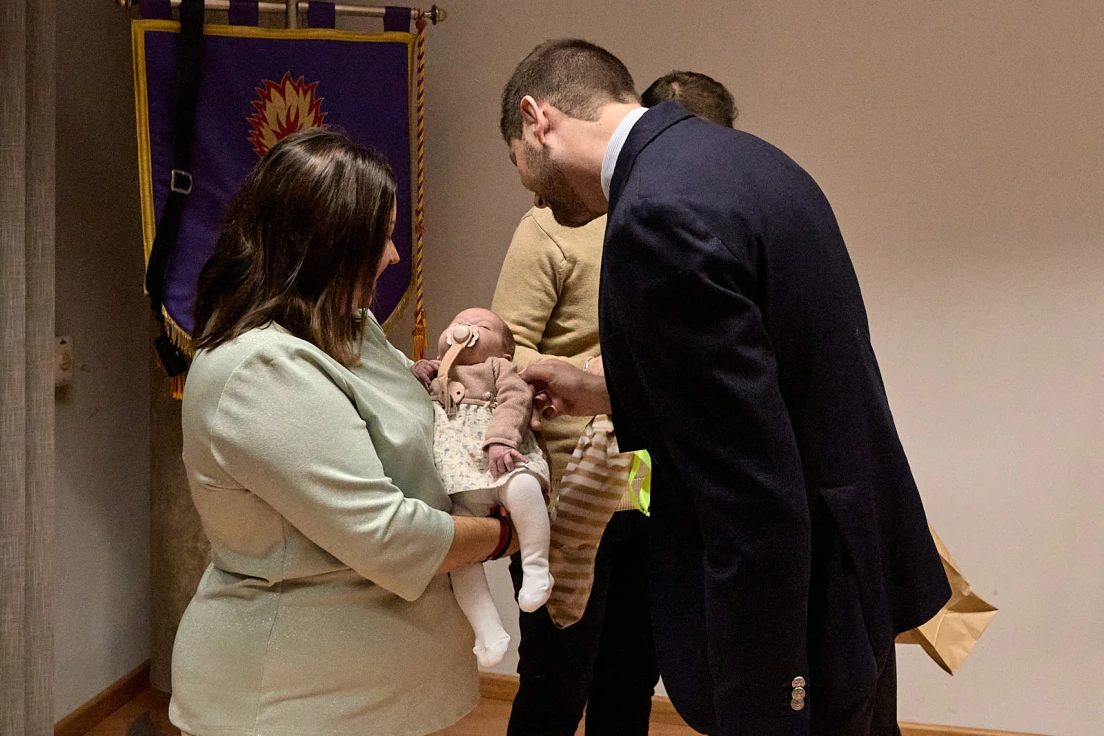 El alcalde de Gandia visita a la familia de la niña del Bautizo de las Fallas