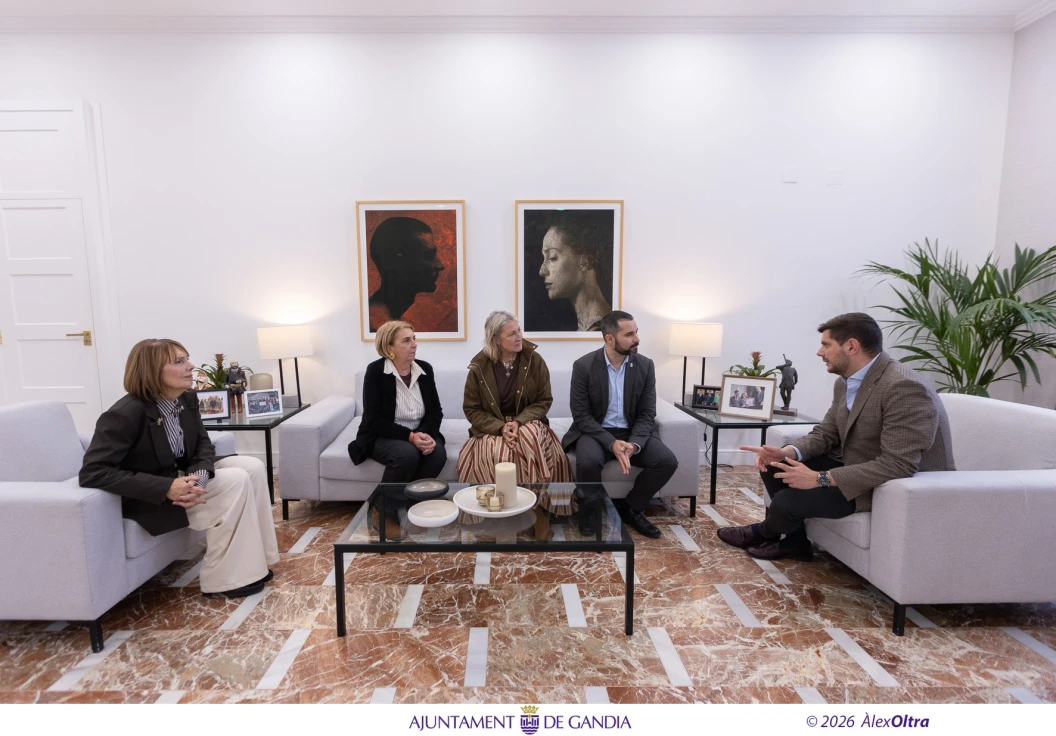 Alcora se interesa en Gandia por el programa Radares para evitar la soledad no deseada en personas mayores