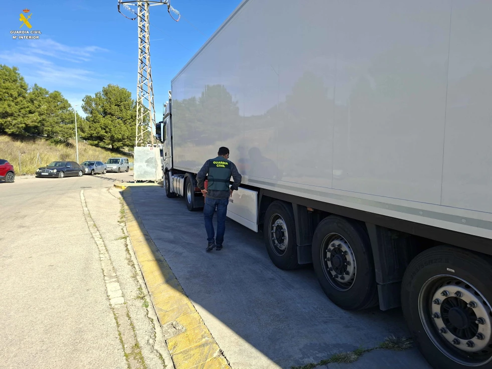 Roba un remirremolque en Tavernes viaja a Madrid, lo aparca en Xeraco y es detenido en Gandia por la Guardia Civil