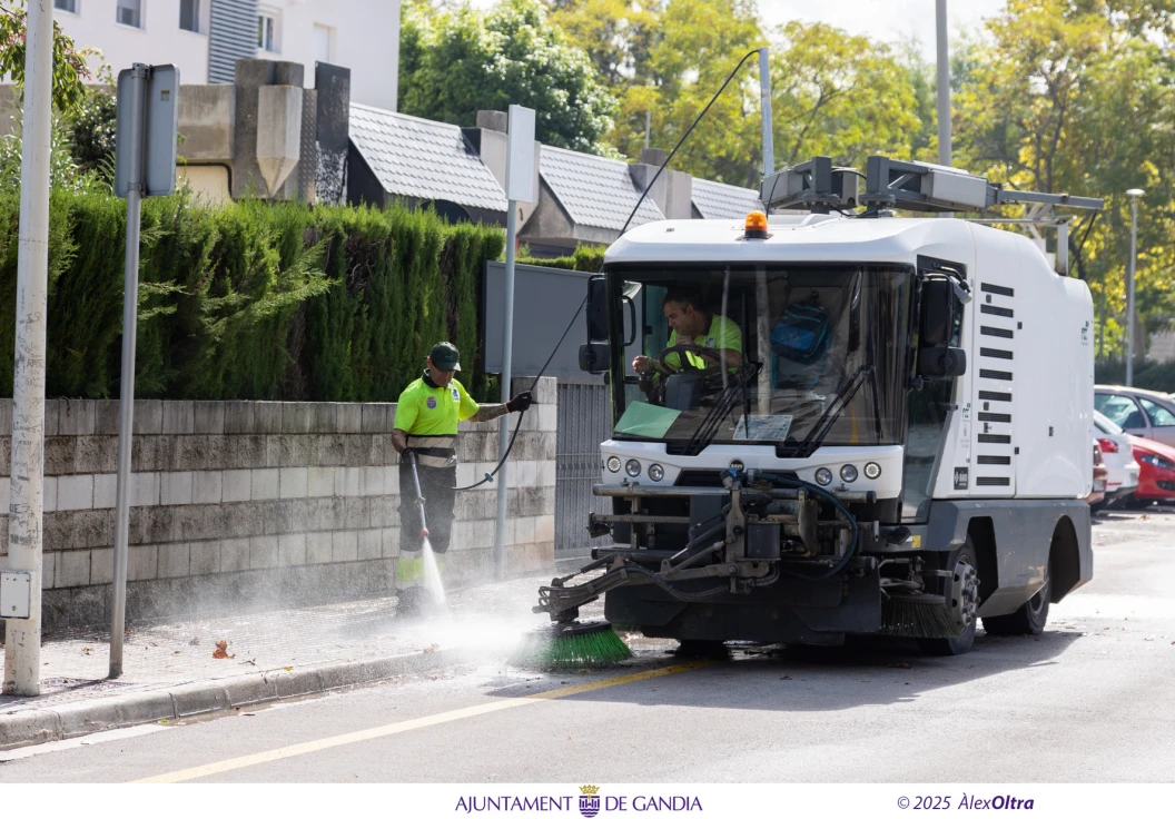 Gandia pone un marcha el dispositivo especial de limpieza para las Fiestas Falleras