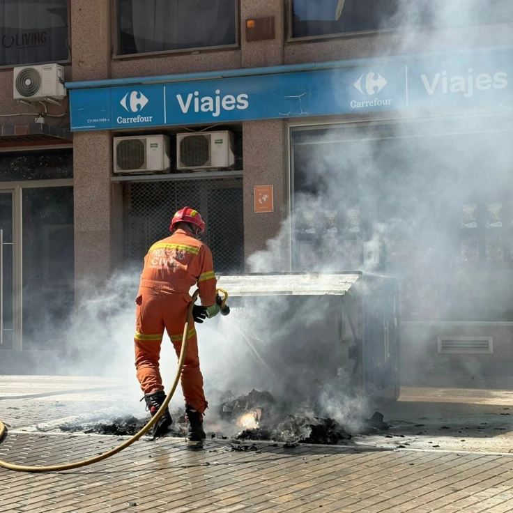 Tavernes recuerda el uso responsable de cohetes durante las fiestas falleras tras arder tres contenedores