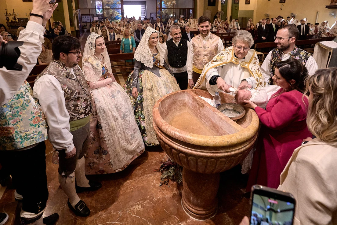 Gandia celebra el bautizo fallero de Lucía Miret Santamaría