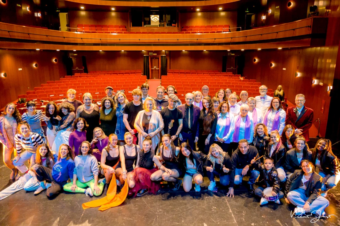 La VIII Gala solidaria “Alza tu voz” hace vibrar Gandia y recauda 6.675 euros de ayuda al Parkinson y el Cáncer