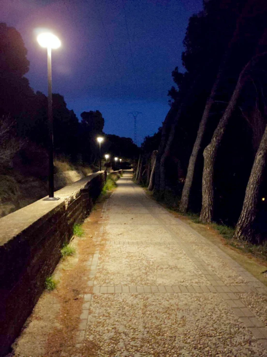 El Ayuntamiento de Tavernes instala 25 puntos de iluminación solar en el Camino del Muro