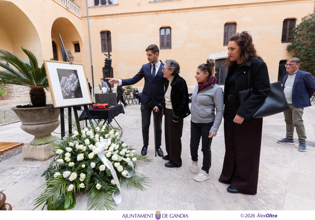 Gandia homenajea a Josep Piera con un multitudinario y emotivo acto cívico
