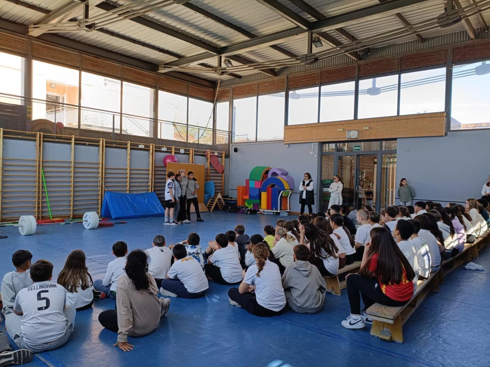 AC de Halterofilia de Gandia lleva su deporte y valores a los escolares de Bellreguard