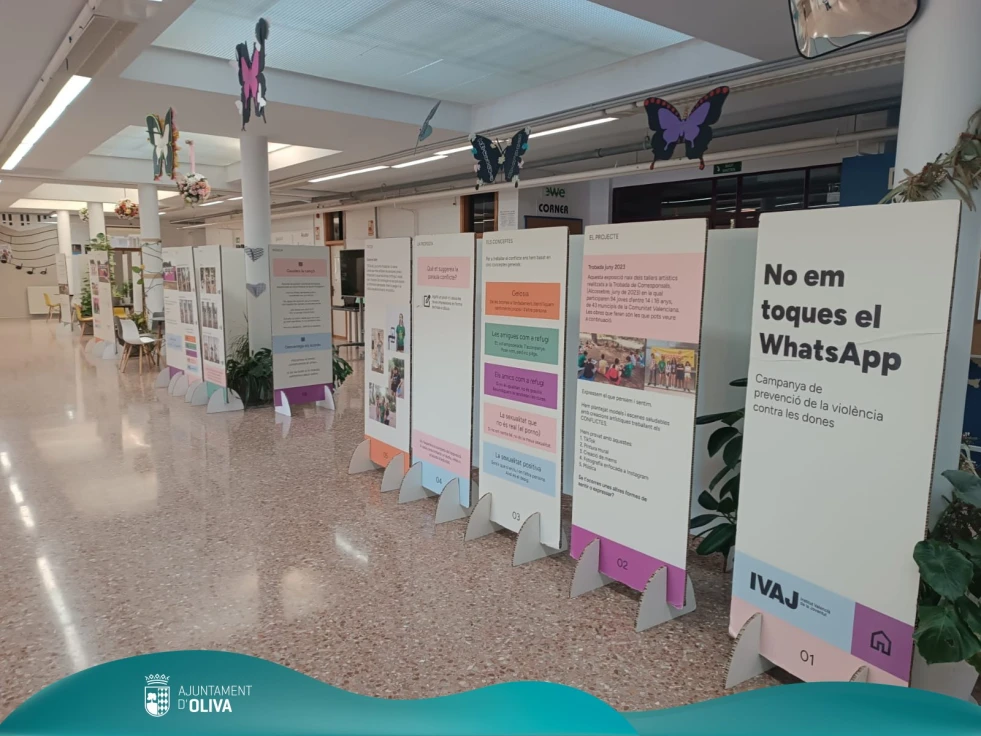 ‘No me toques el WhatsApp’, la exposición del IVAJ contra la violencia de género, llega a Oliva