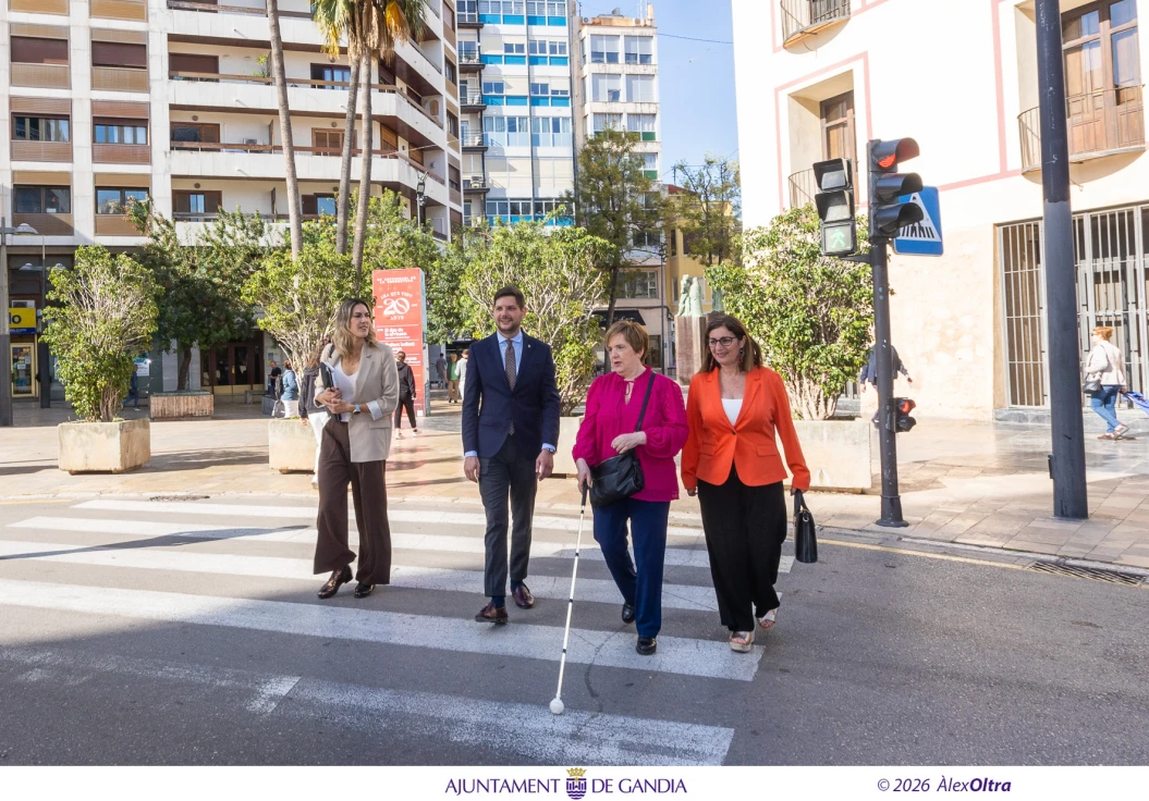 Gandia adapta la mitad de sus semáforos para mejorar la movilidad de personas con discapacidad visual