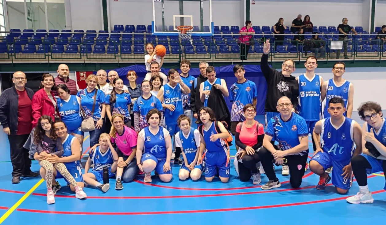 Piles celebra los éxitos del equipo de baloncesto inclusivo de Oliva con participación de deportistas locales