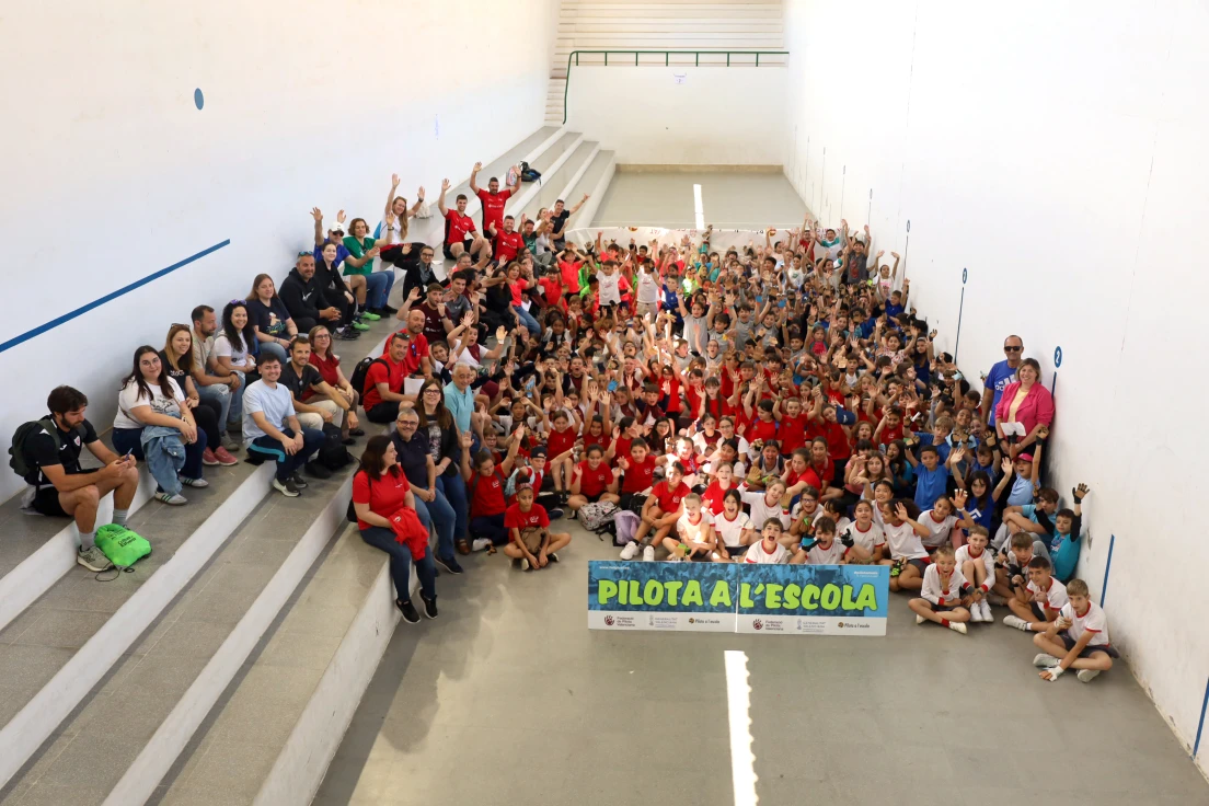 Tavernes de la Valldigna reúne a 350 escolares en el Encuentro de Pilota en la Escuela