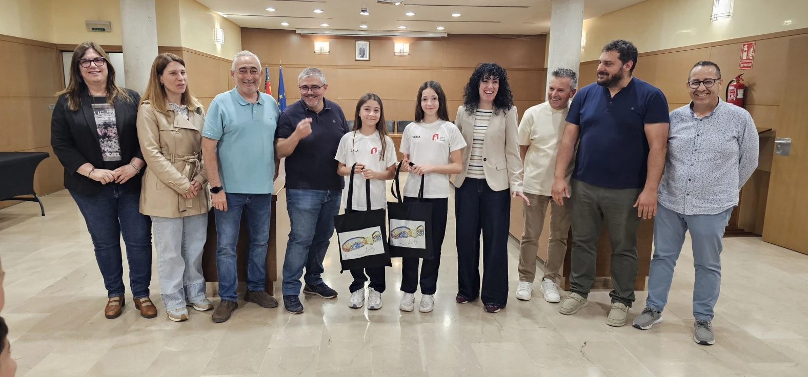 El Ayuntamiento de Tavernes despide a Vega Escrihuela y Gala Peris antes del inicio de la Copa del Mundo en Alemania