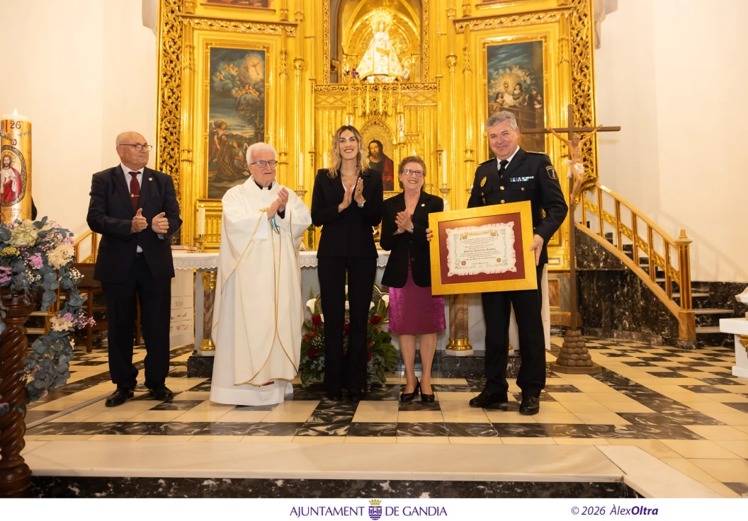 La Policía Local de Gandia recibe el título de Hermano Mayor Honorífico de la Hermandad del Santísimo Cristo del Silencio