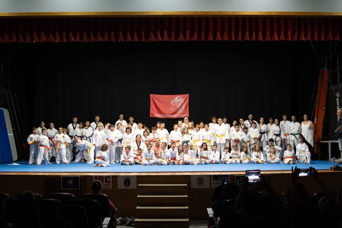 El Club Taekwondo Valkiria reúne a cerca de 300 personas en Xeraco durante su examen oficial de cinturones