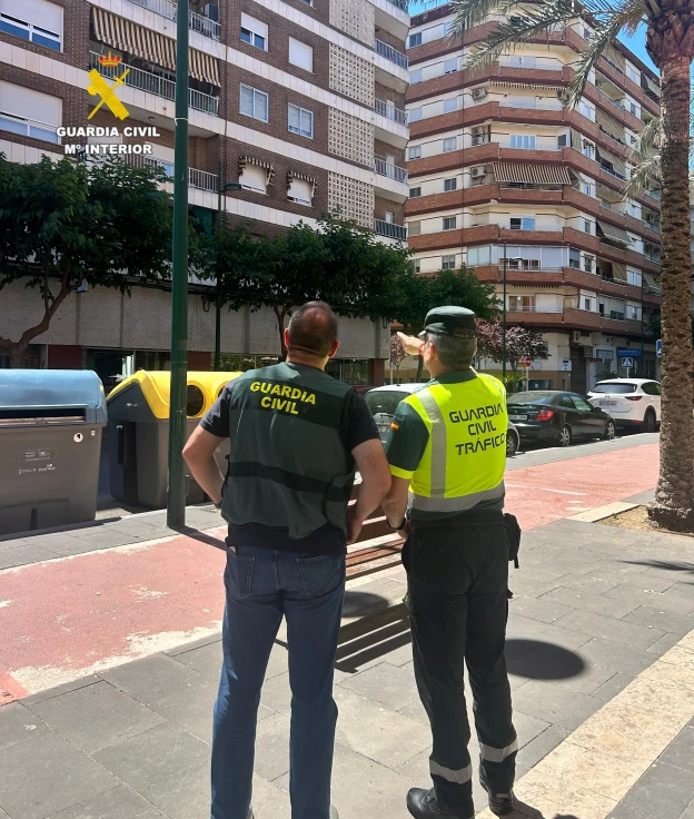 La Guardia Civil rescata a una mujer intoxicada en un incendio en Gandia