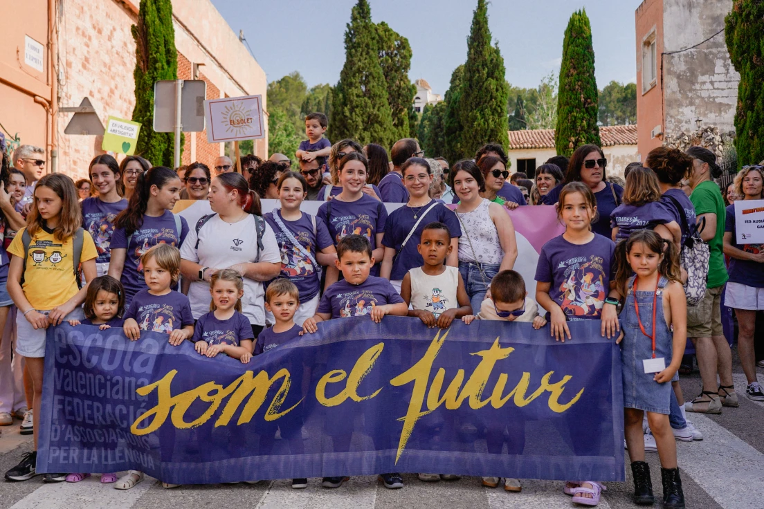Potries reúne a miles de personas en un multitudinario Encuentro de Escuelas en Valenciano marcada por la defensa de la educación pública