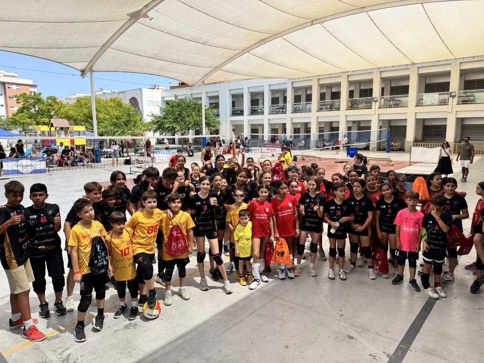 El CV Arenas de Gandia reúne a más de 90 jóvenes deportistas en una exitosa jornada de voleibol base