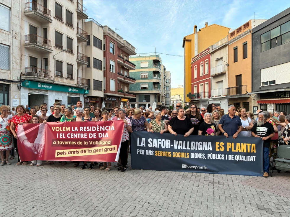 Cientos de personas se movilizan en Tavernes de la Valldigna contra la Generalitat
