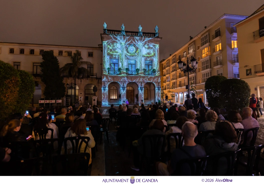 La fachada del Ayuntamiento de Gandia se ilumina con un gran video mapping por el Día del Medio Ambiente