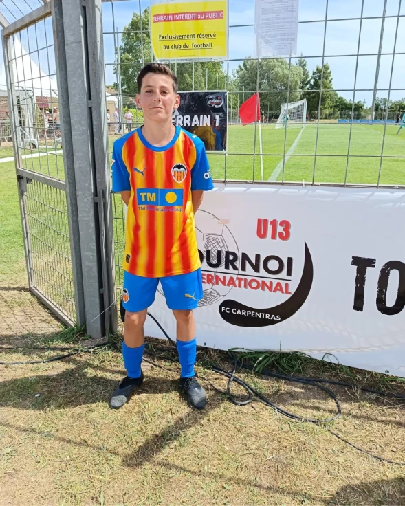 El Ayuntamiento de Piles felicita a Toni Gregorio por su destacada temporada con el Valencia CF