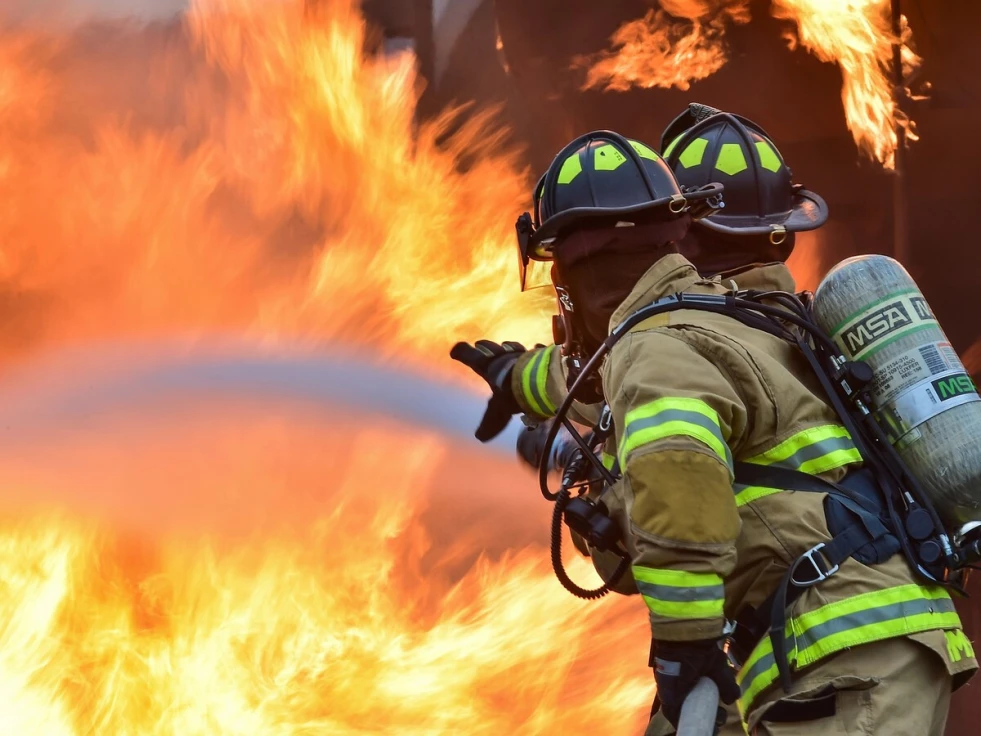Un incendio originado en un vehículo causa daños en dos viviendas del casco histórico de Oliva