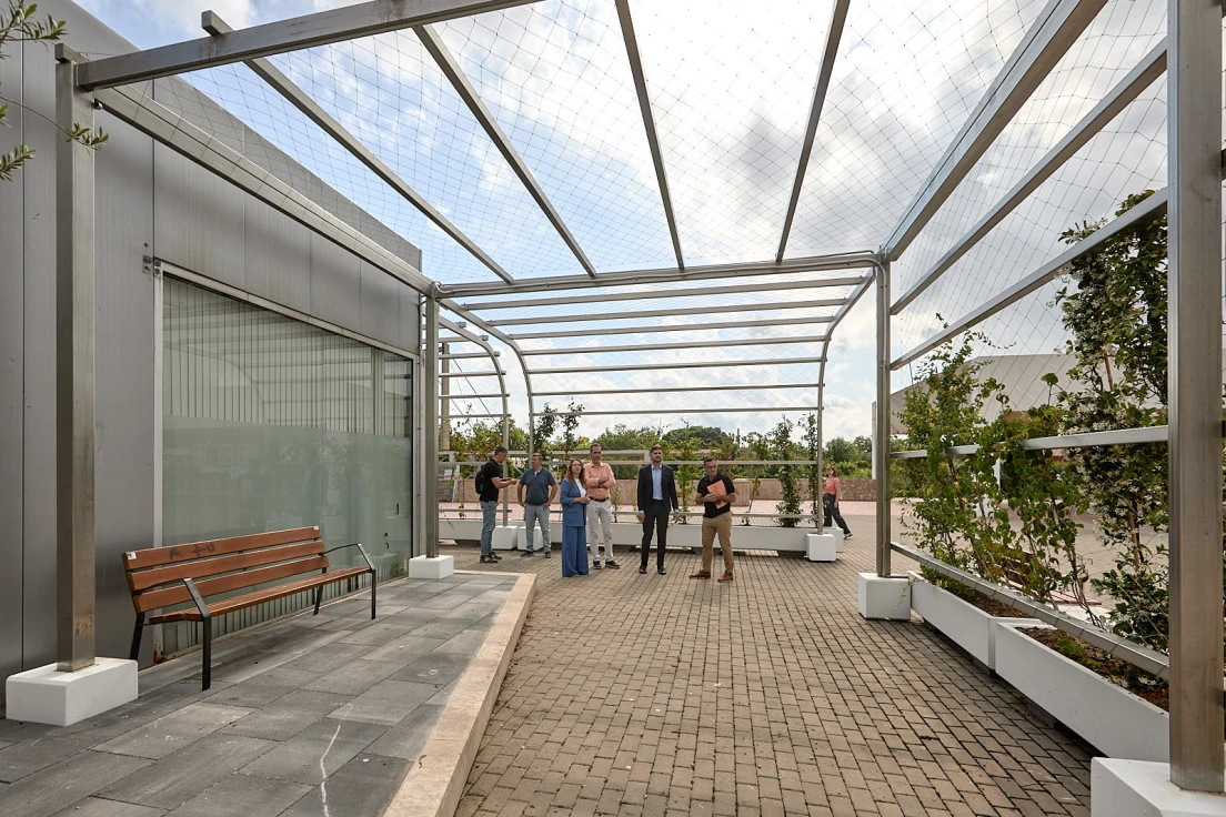 Gandia estrena una estructura vegetal en la Plaça Tirant para combatir las olas de calor