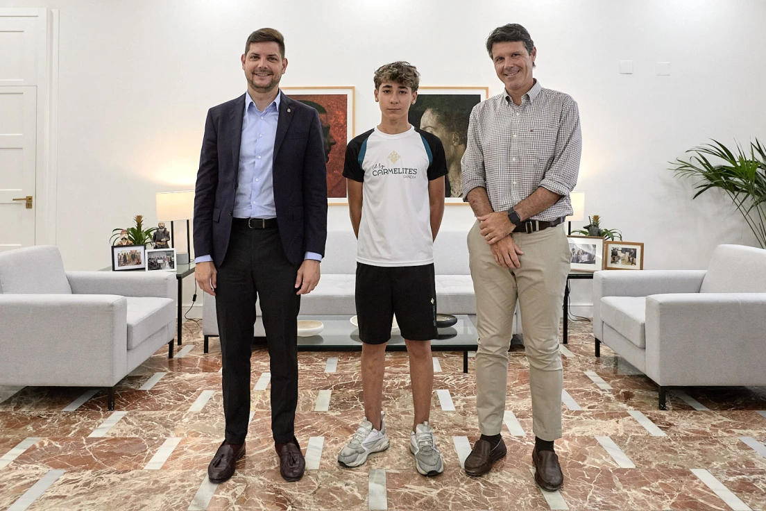 Gandia reconoce la trayectoria del campeón de España júnior de karting Álex Martínez