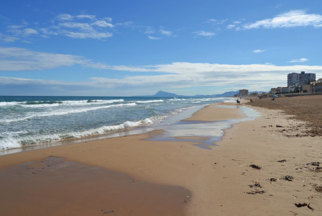 Muere un bañista de 69 años en la playa de Daimús