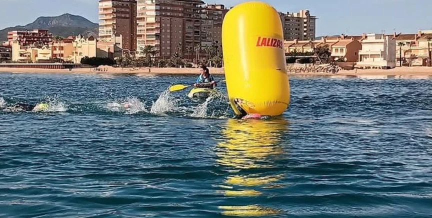 Un banco de medusas causa decenas de afectados durante un triatlón en Tavernes de la Valldigna