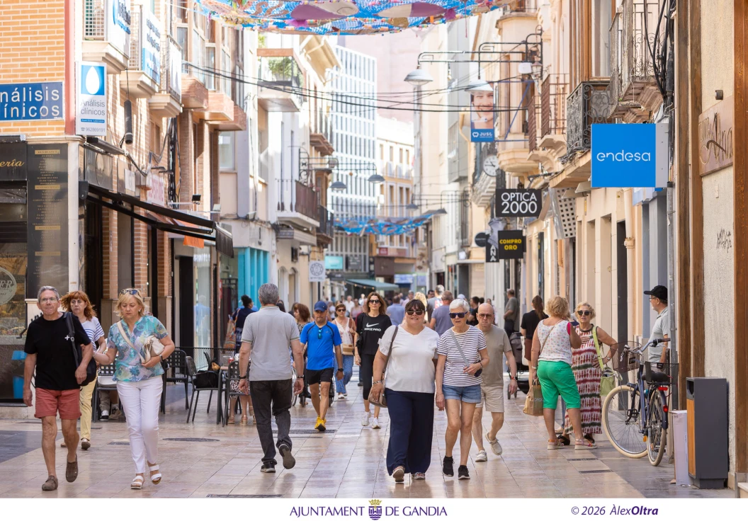 Gandia estudia ampliar la apertura de establecimientos en domingos y festivos durante el verano
