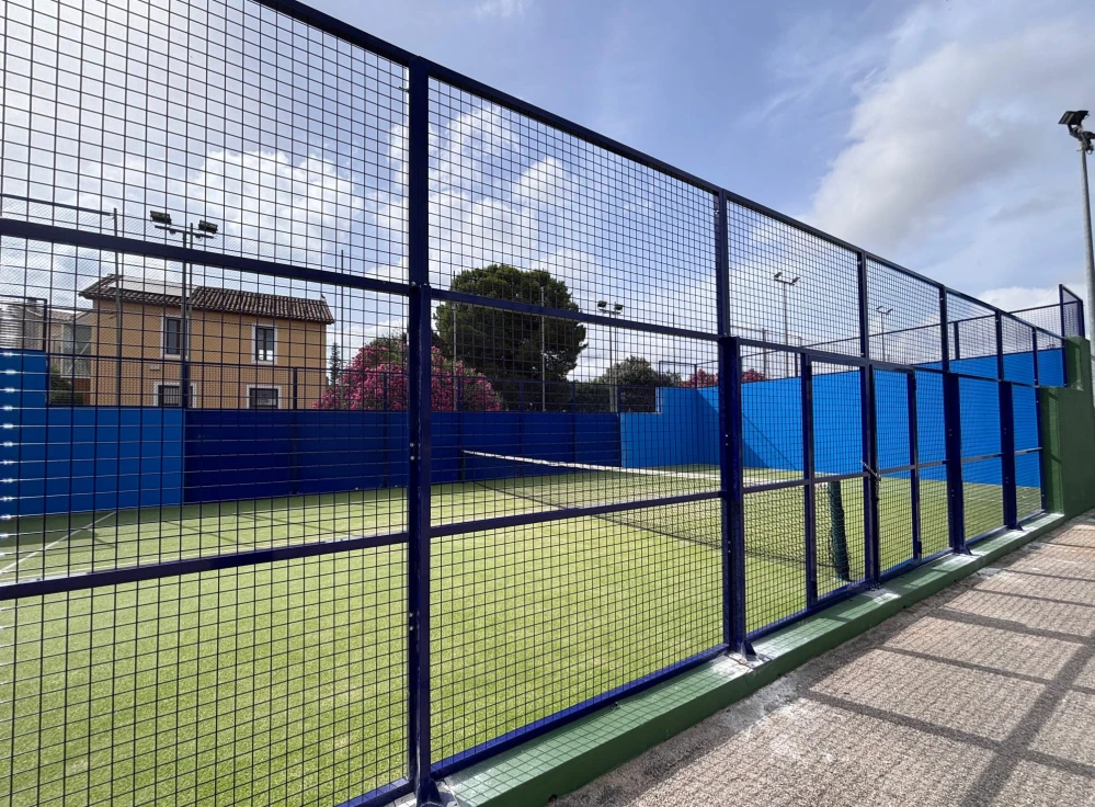 Beniarjó renueva la valla de la pista de pádel del polideportivo