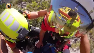 Una mujer rescatada de la zona de la Cova Negra al quedar atrapada en una tirolina