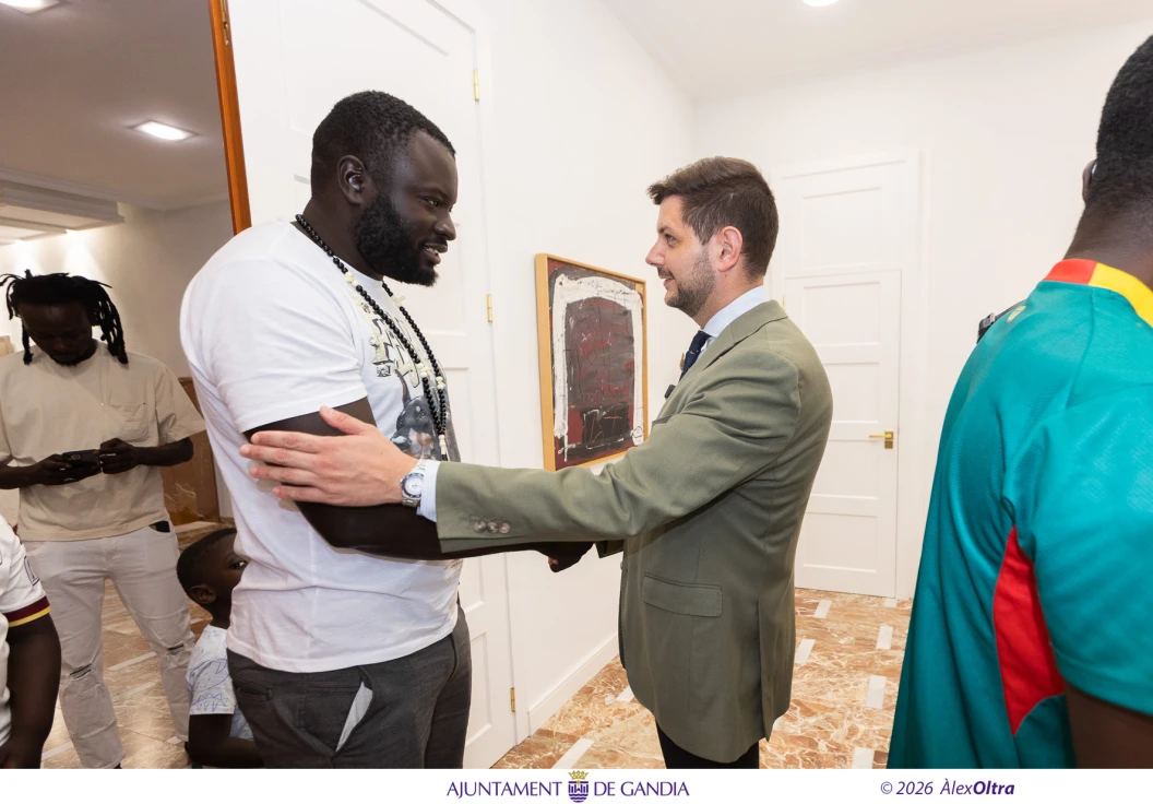Gandia reconoce a Cheikh Diagne por rescatar a una mujer de un incendio