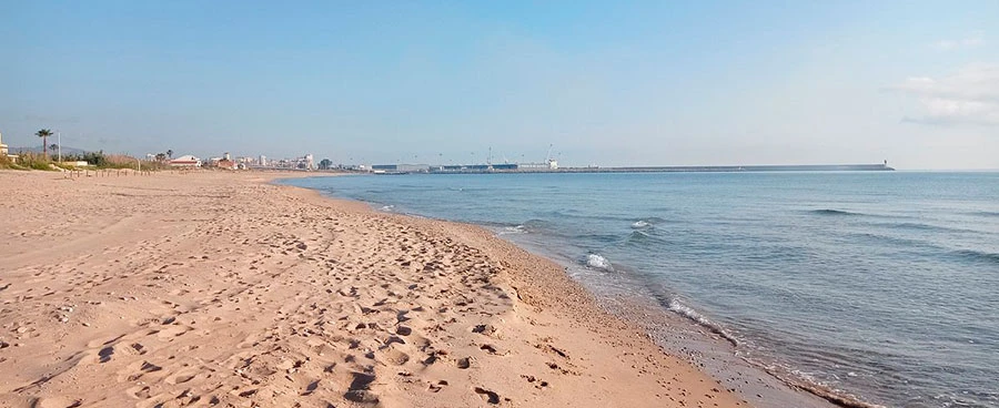 Fallece un bañista de 80 años en la playa de Daimús tras sufrir un problema de salud