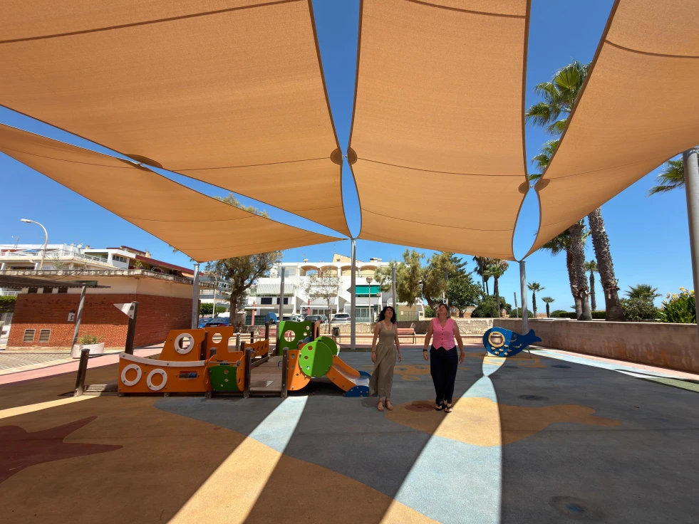 Finalizan las obras en los parques infantiles de la playa en Tavernes