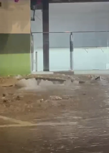 Una rotura en la red de agua provoca una gran fuga y corta el servicio en varios inmuebles de la playa de Gandia