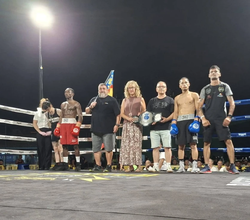 Piles llena el campo de fútbol en una histórica velada de boxeo