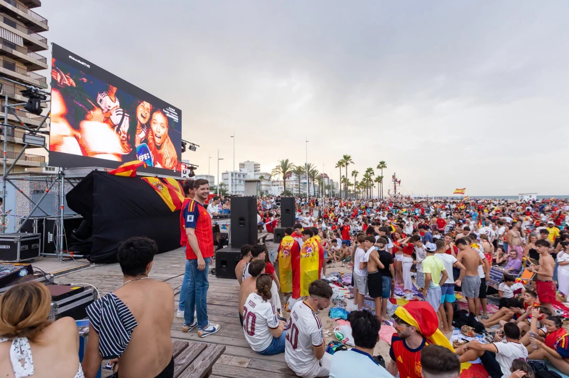 Gandia celebra el segundo Mundial de España con una multitudinaria fiesta junto a las pantallas gigantes