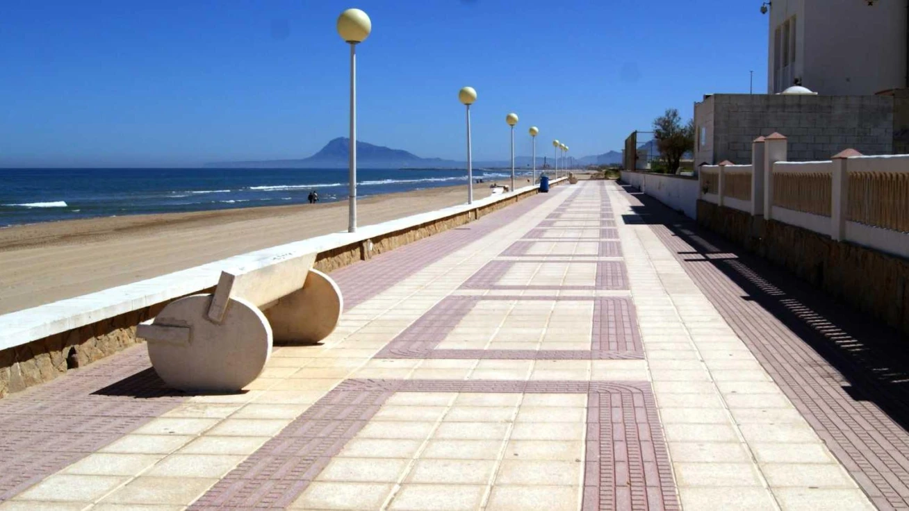 El Ayuntamiento de Piles exige a la Generalitat reparar los lavapiés de la playa