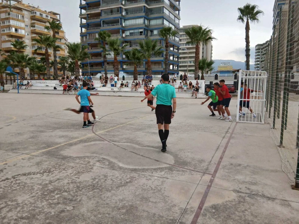 Tavernes de la Valldigna reúne a 150 jóvenes en el campeonato de futbet playa de la Goleta