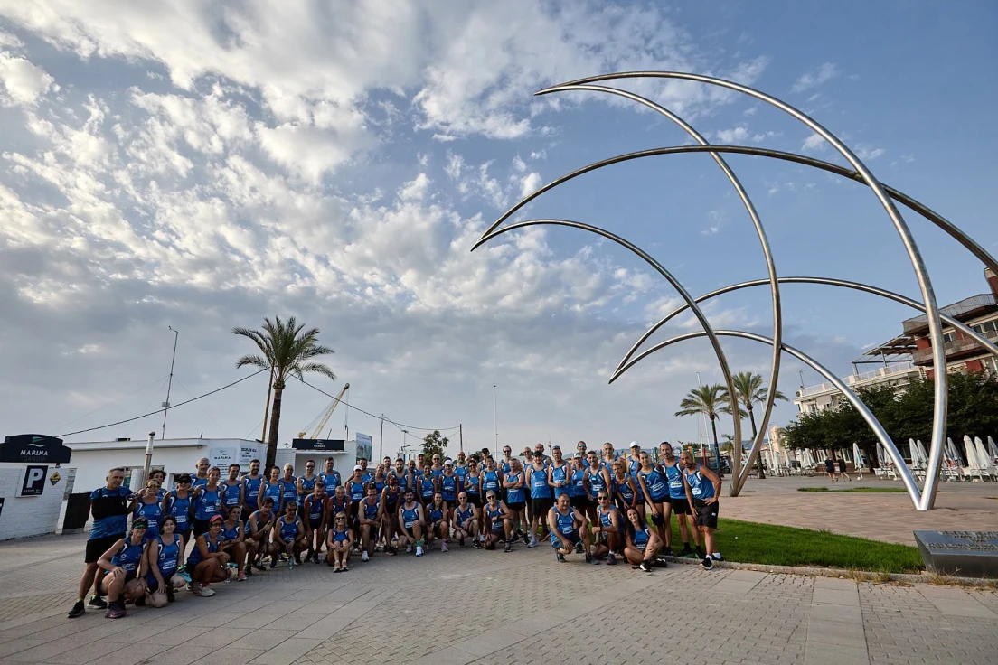 'Levántate Corriendo' reúne a decenas de participantes en un recorrido saludable por la playa de Gandia