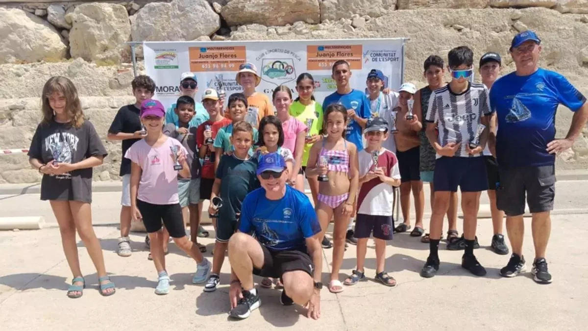 El Club Deportivo de Pesca Gandia reúne a más de 80 jóvenes en un exitoso concurso de pesca deportiva