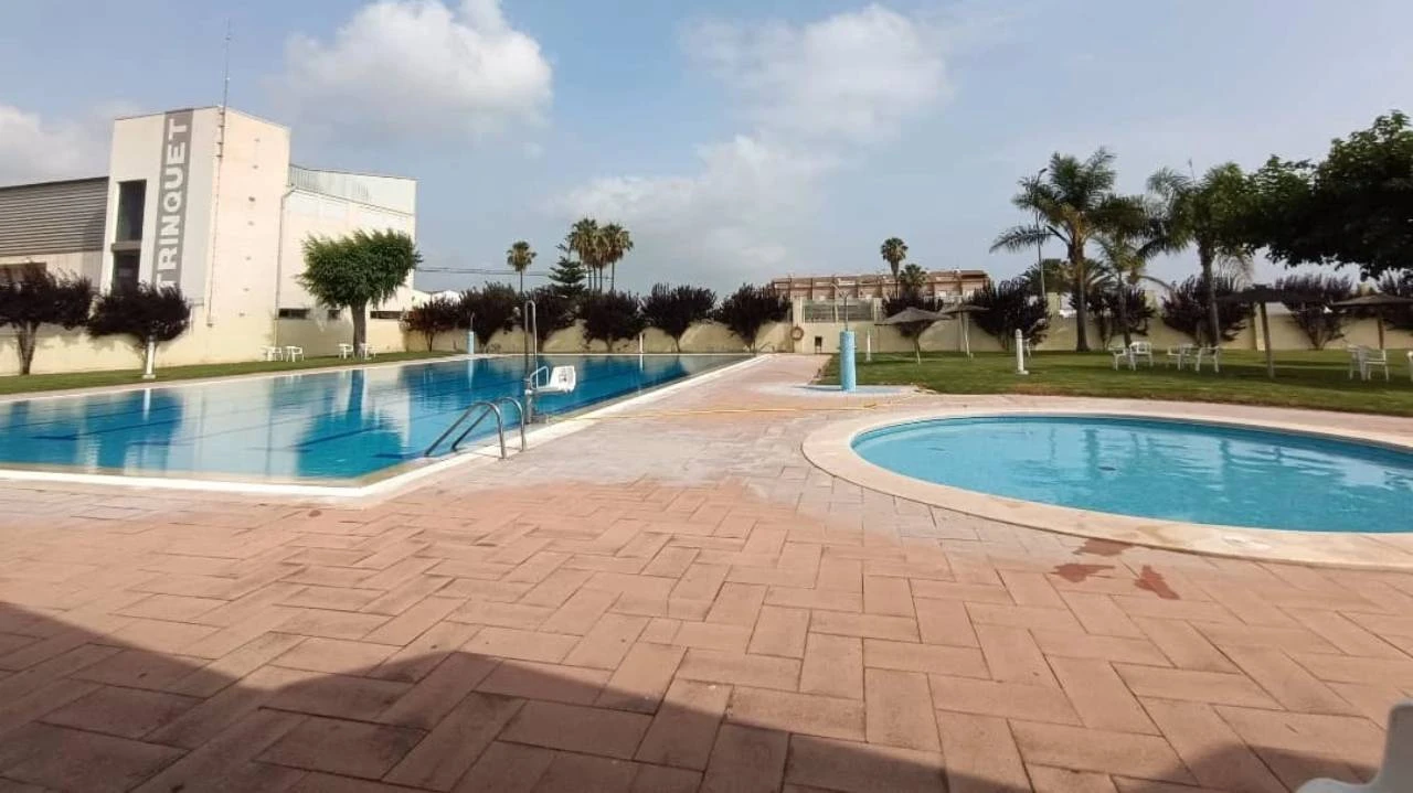 Piles rectifica y vuelve a permitir el acceso de menores de tres años a la piscina grande