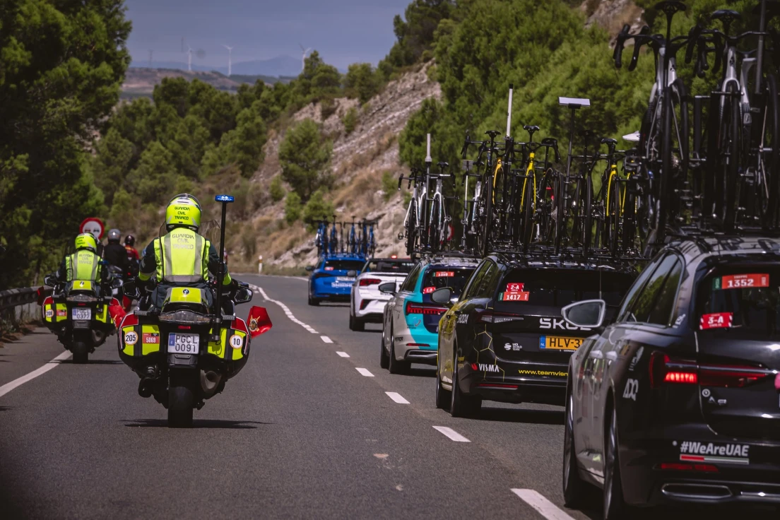 La Vuelta a España culmina su octava etapa en Xeraco con un importante despliegue de la Guardia Civil