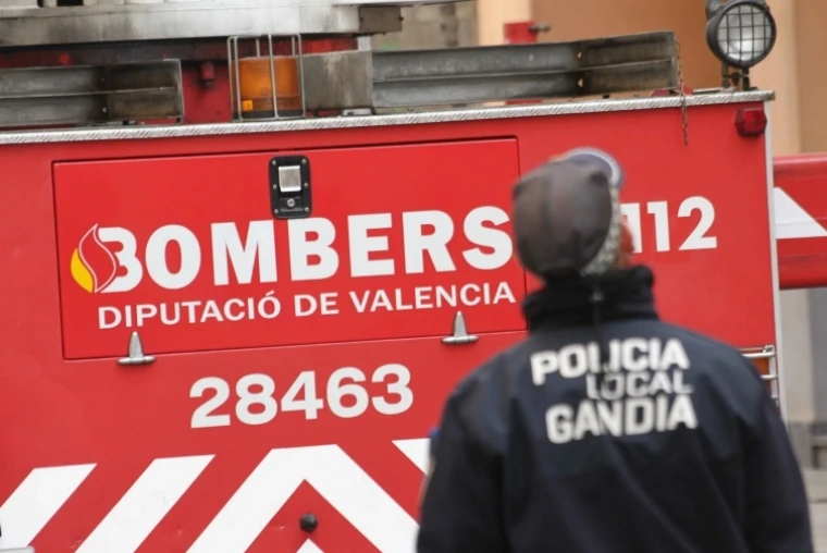 Los bomberos sofocan el incendio de un vehículo en Gandia