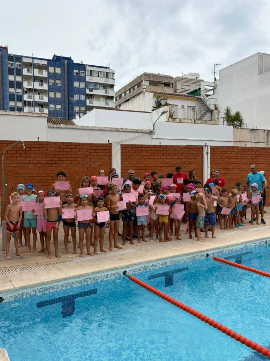 Tavernes de la Valldigna clausura los cursos de natación de verano con la entrega de diplomas a los participantes