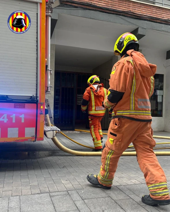 Los bomberos extinguen el incendio de una vivienda en la calle Jaume Torres de Gandia